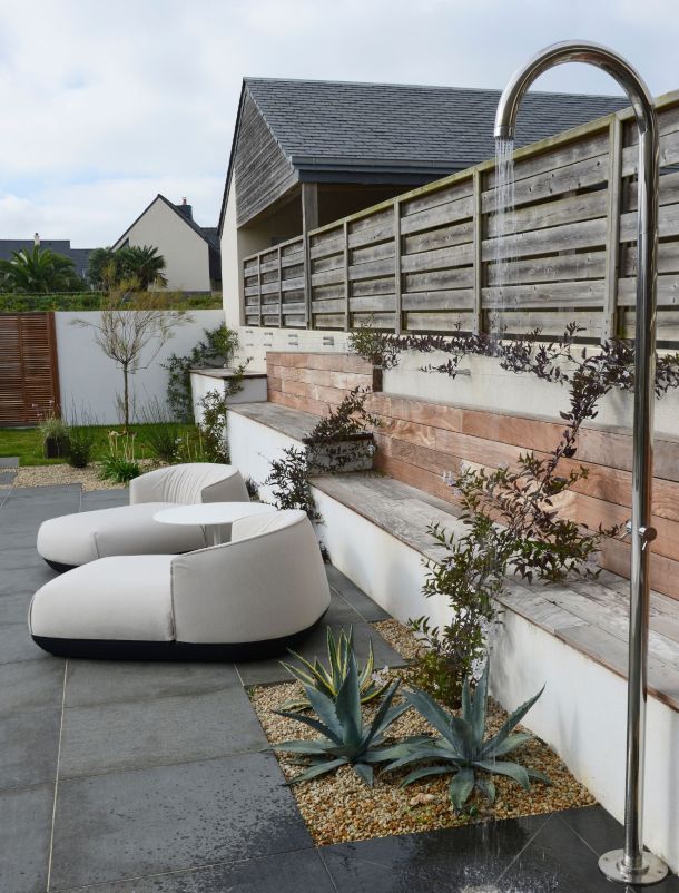 fauteuils design sur une terrasse en bois