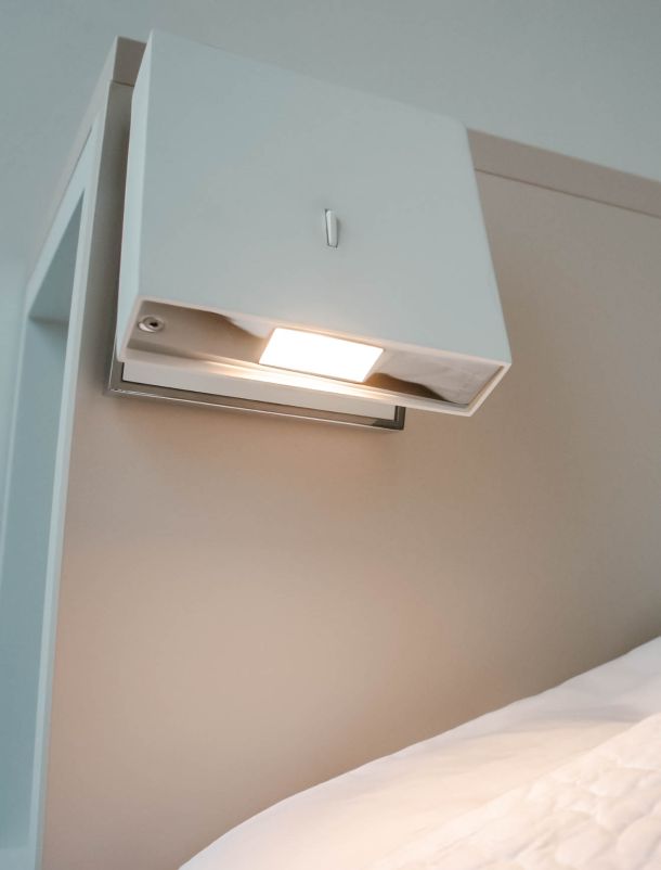 luminaire liseuse dans une chambre de style contemporain