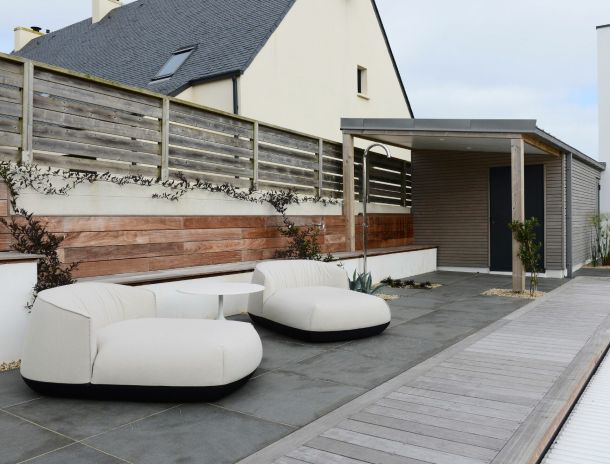 fauteuils design pour l'exterieur sur une terrasse en bois