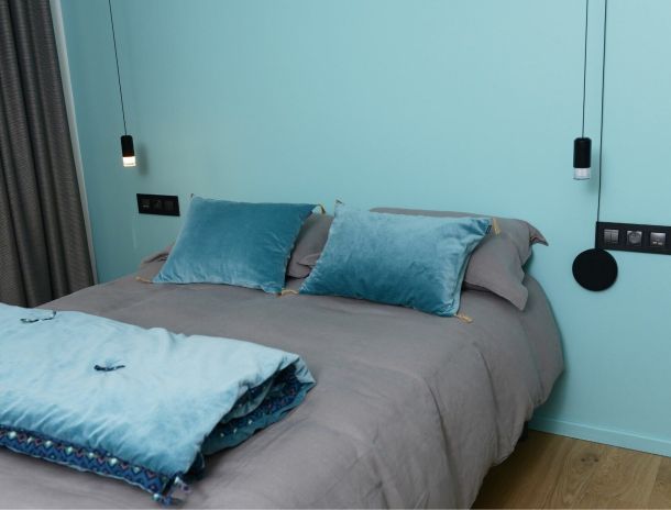 chambre avec mur bleu et lampe design