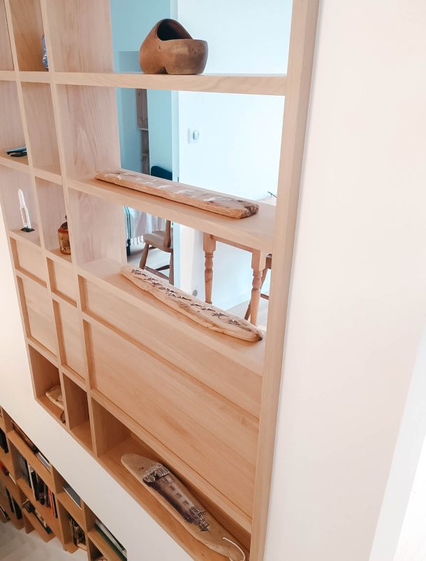 aménagement d'une bibliothèque en bois dans un escalier et mezzanine