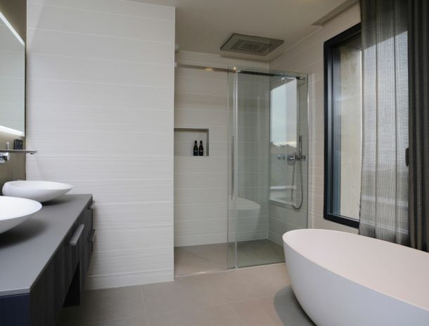 salle de bain avec douche et baignoire de style moderne