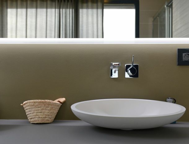 robinetterie de luxe dans une salle de bain avec une vasque design