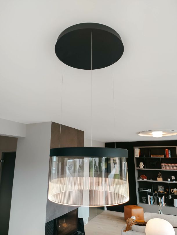 luminaire noir et verre transparent dans un salon