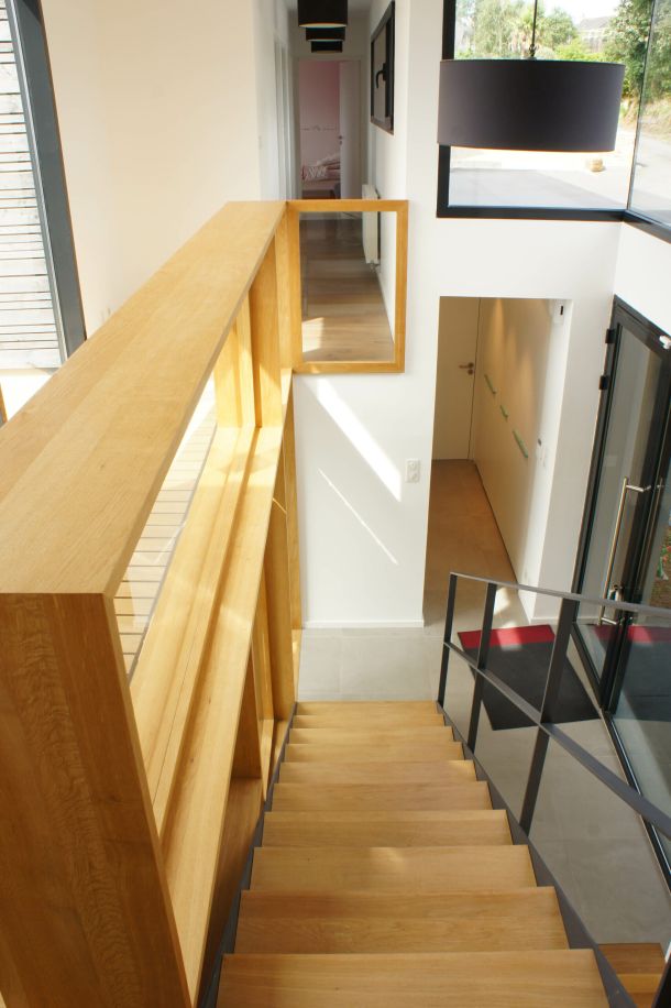 escaliers vue d'en haut en bois et lumineux