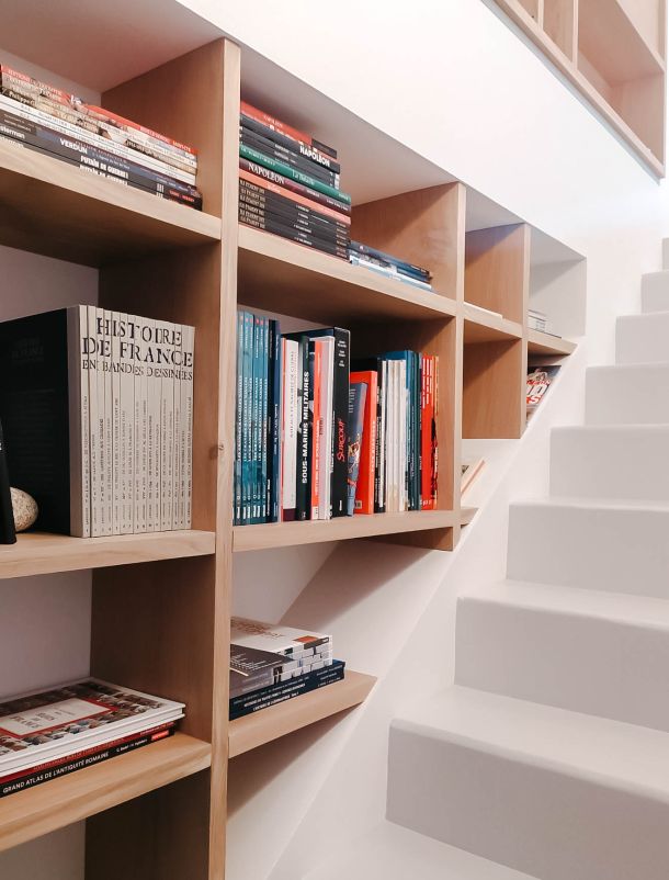 aménagement d'une bibliothèque en bois dans un escalier