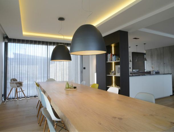 grande table en bois avec luminaires