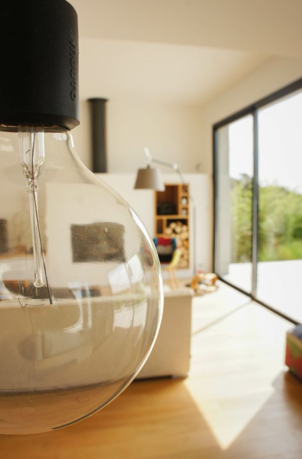 luminaire moderne de type grande ampoule dans une salle à manger