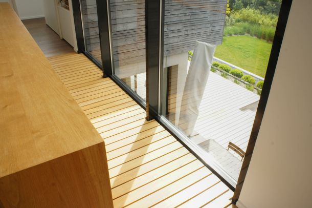 mezzanine en bois avec grande baie lumineuse