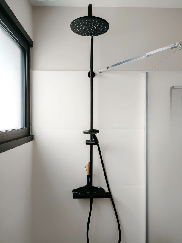 douche avec colonne noire de style contemporain