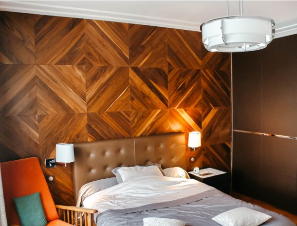 chambre avec mur revêtement en bois