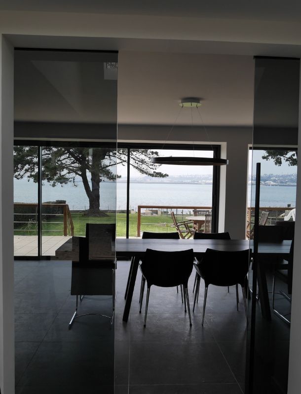 porte vitrée donnant sur une salle à manger vue sur mer