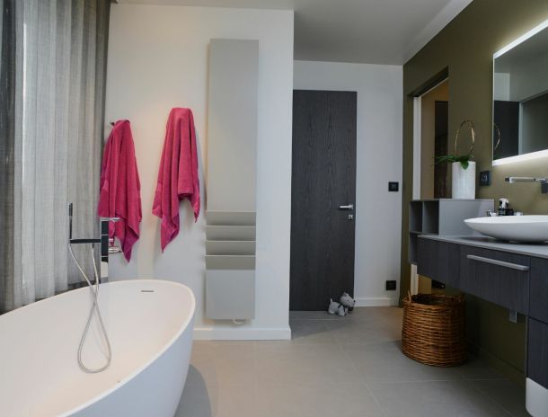 salle de bains rénovée avec baignoire ovale