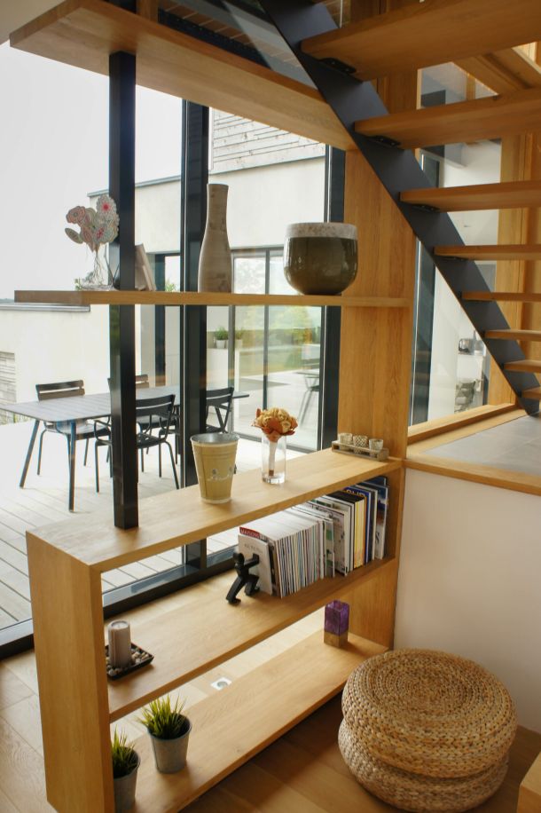 bas d'un escalier moderne avec étagère en bois et métal