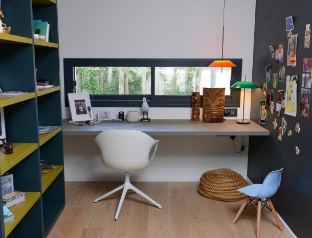 bureau avec fenêtre ouverte sur le salon au rez de chaussée