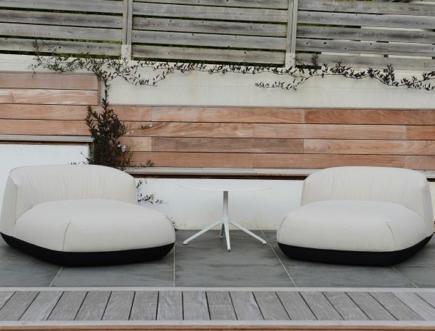 fauteuils outdoor sur une terrasse en bois