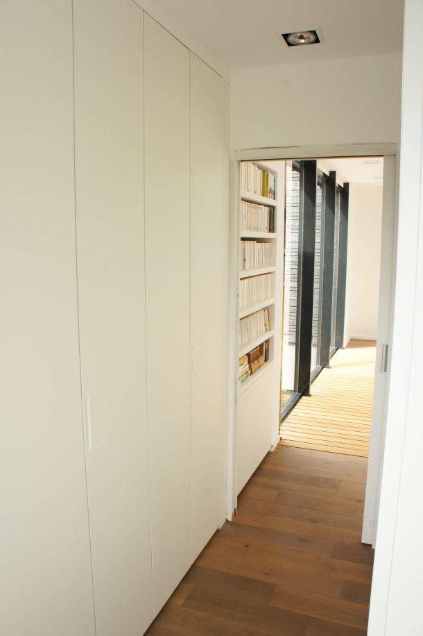 couloir avec portes de placards 