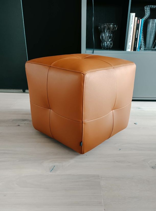 pouf en cuir marron poliform