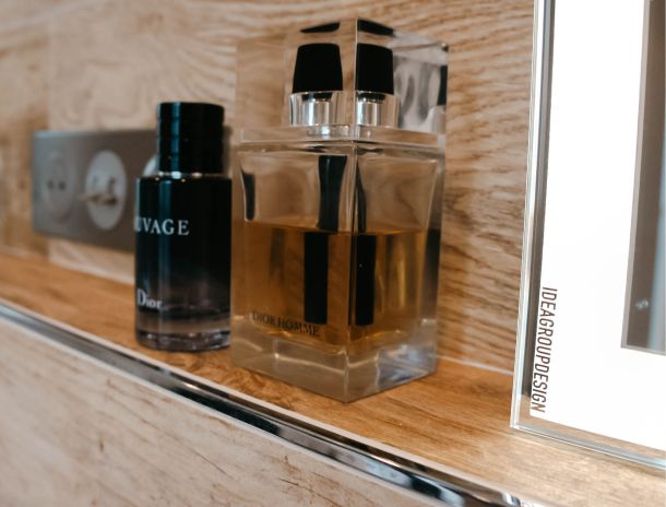 parfums dans une salle de bain