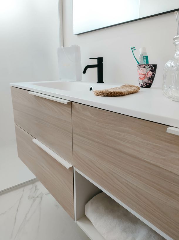 meuble de salle de bain en bois clair et blanc de style moderne