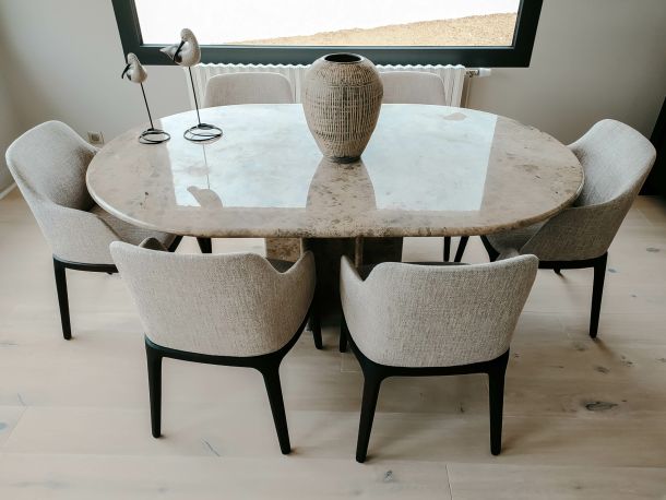 table de salle à manger en granit avec fauteuils