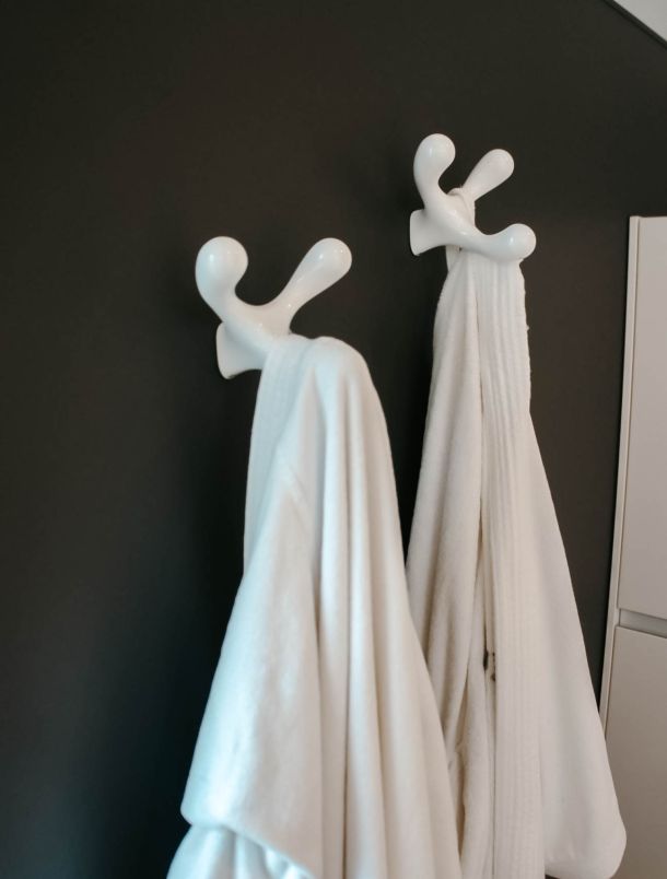 porte serviette design dans une salle de bains