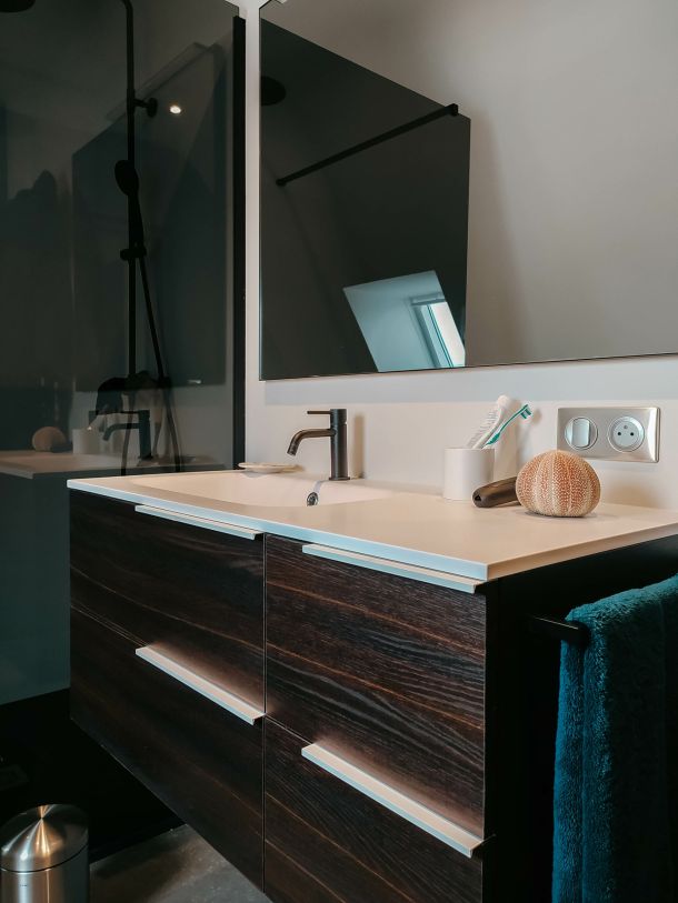 salle de bain en bois marron foncé