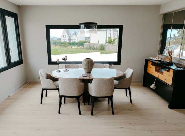 aménagement d'une salle à manger avec table en granit et fauteuils