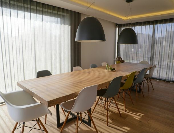 salle à manger avec grande table en bois 