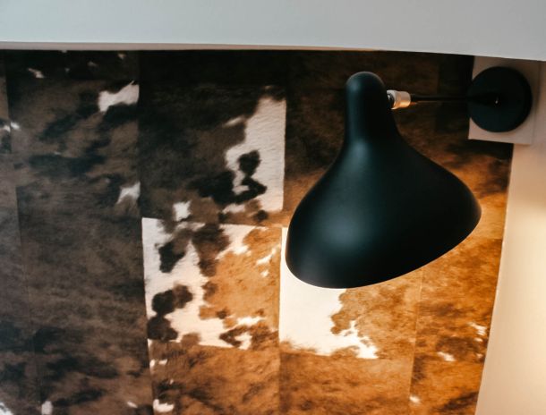 lampe design éclairant un papier tissé texture peau de vache 