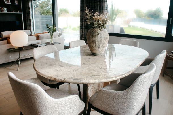 table en granit de taille ovale avec fauteuils