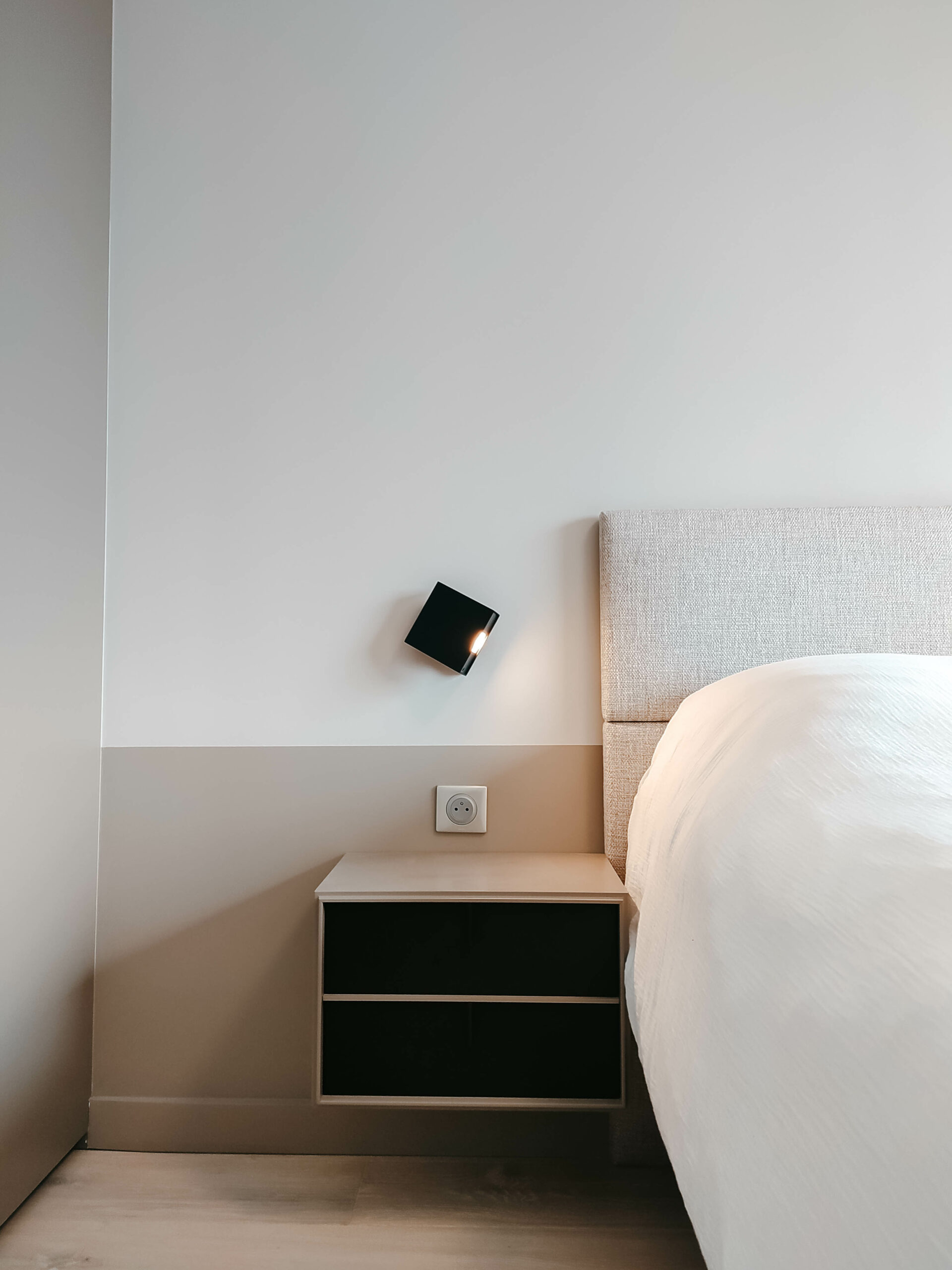 tete de lit avec liseuse moderne et table de nuit intégrée