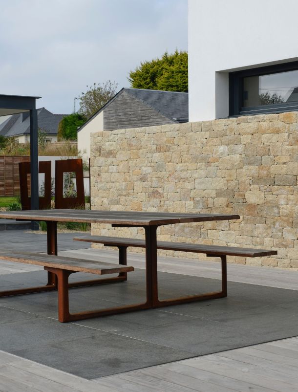 mobilier design avec une table en acier pour cette maison d'architecte située en bord de mer